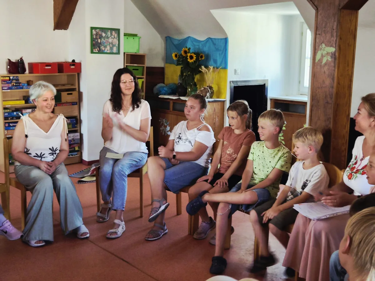Kinder und Erwachsene bei einem Bildungsangebot