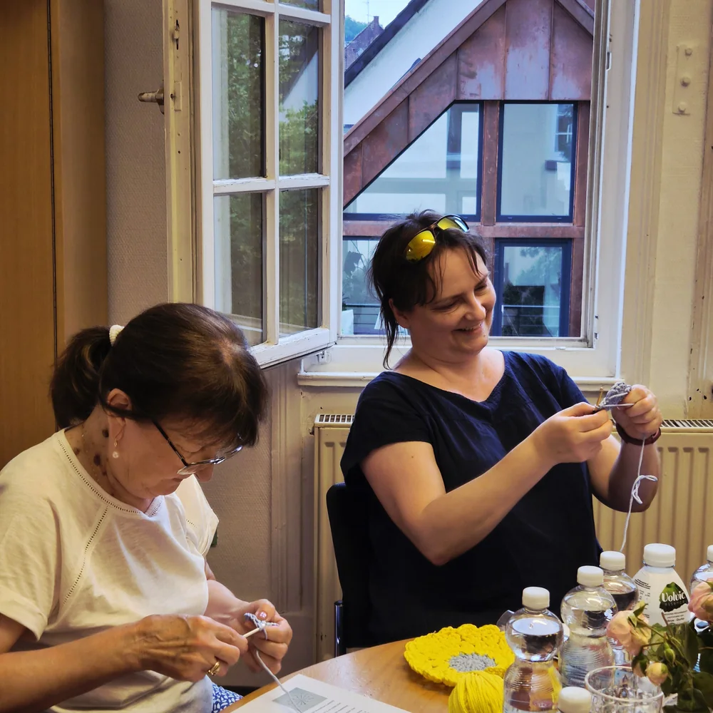 Teilnehmerinnen des Strickklubs bei der Handarbeit